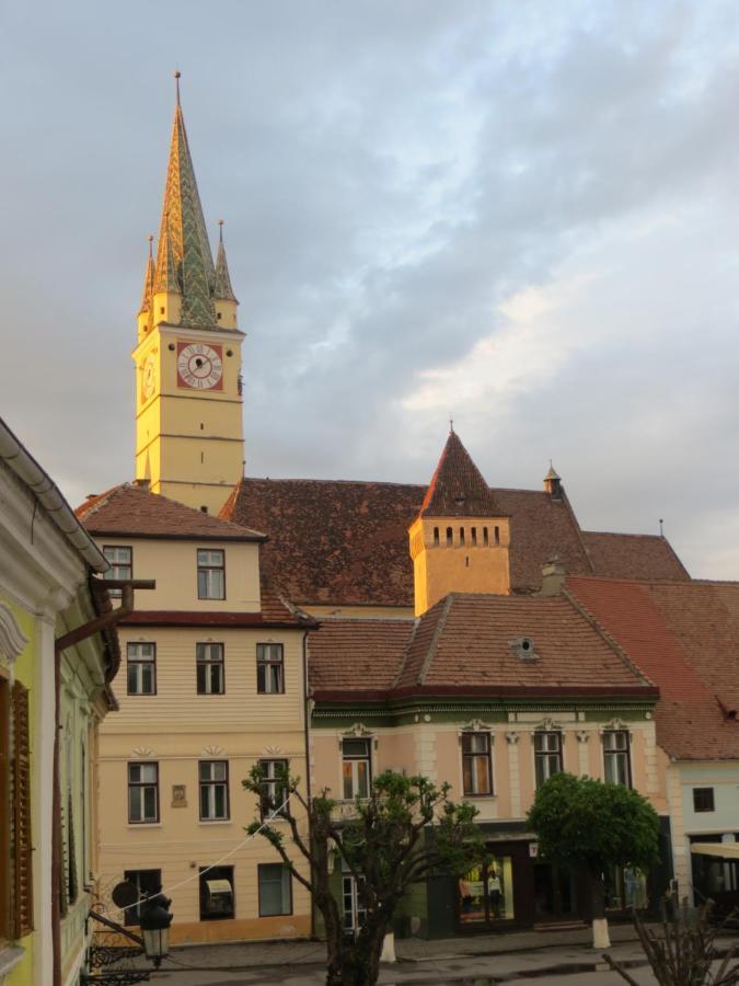 Ferdinand Apartments Mediaş Buitenkant foto